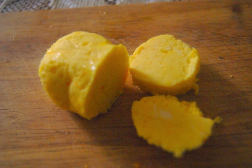Wyjąć pomarańczowe masło i pokroić w plastry.
