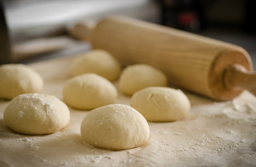 Z jakiej mąki można piec pieczywo? Sprawdź, jaka mąka nadaje się do poszczególnych potraw i wypieków