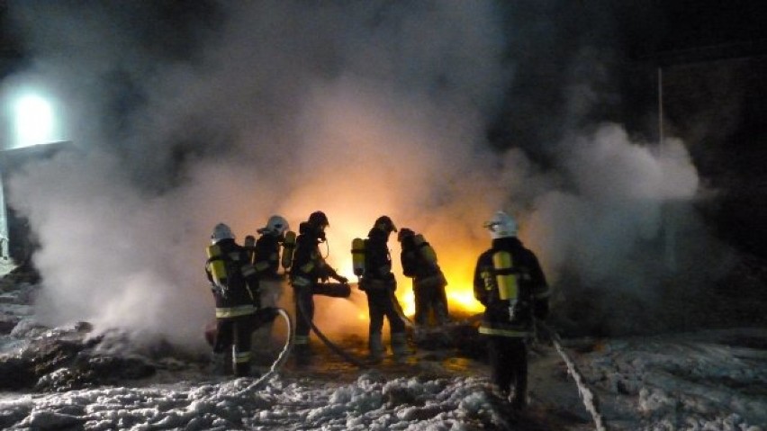 Pożar zakładu w Lublińcu. Strażacy działali nieprzerwanie przez 14 godzin! [ZDJĘCIA]