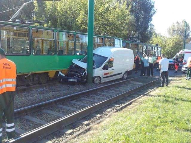 Tramwaj w wyniku zderzenia z samochodem wypadł z szyn.