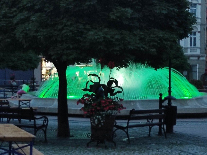 Fontanna na Rynku w Wałbrzychu po remoncie czaruje kolorami i wodnym tańcem. Zobaczcie jaka piękna! [ZDJĘCIA]