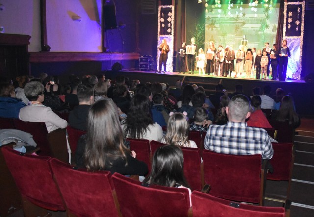 Spektakl "Śnieżna Pani" przygotowany przez grupę teatralną działająca w Domu Kultury w Golubiu-Dobrzyniu