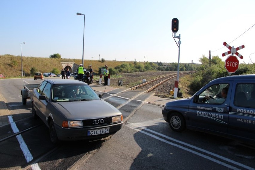 Pociąg zmiażdżył osobowe auto w Tczewie. ZOBACZ ZDJĘCIA z symulacji wypadku kolejowo - drogowego