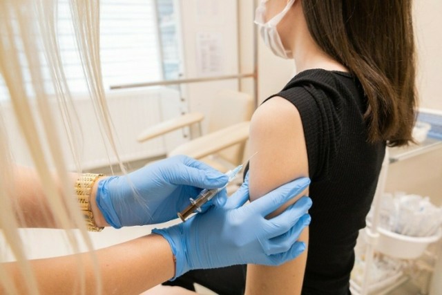 Szczepionka dTap (z obniżoną zawartością antygenów krztuśca) podawana jest jako obowiązkowa młodzieży w 14. roku życia