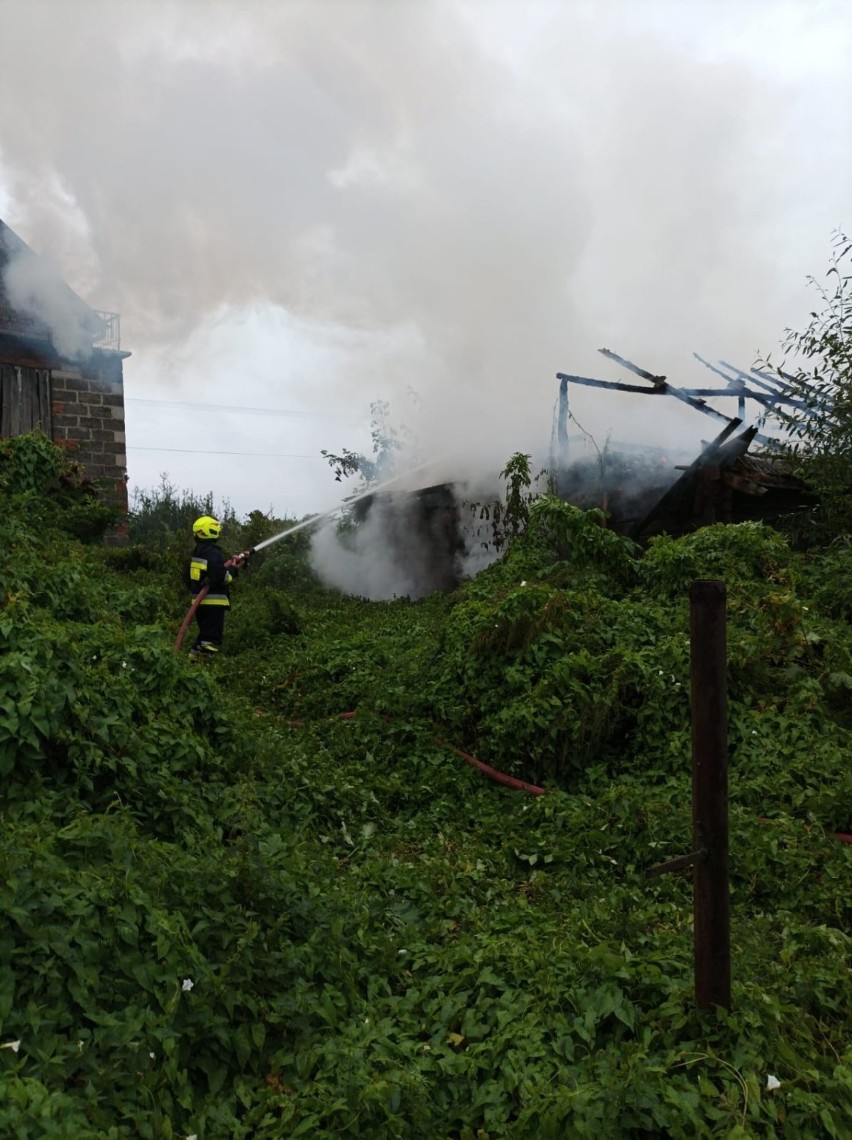 Radwan. Pożar budynku gospodarczego wybuchł nad ranem. Z ogniem walczy kilkunastu strażaków z trzech jednostek [ZDJĘCIA]