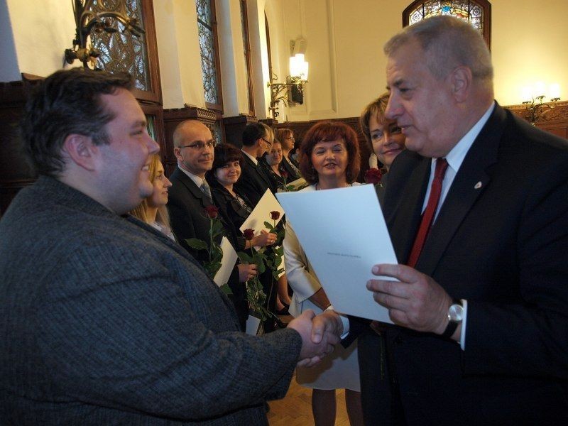 Prezydent Słupska nagrodził uczniów stypendiami i listami gratulacyjnymi