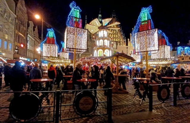 Wrocławski Jarmark Bożonarodzeniowy przeżywał  w piątkowy, sobotni i niedzielny wieczór oblężenie. Goście podkreślali charakterystyczny klimat tego miejsca, dużo grzanego wina i sporo atrakcji. Do stolicy Dolnego Śląska przyjechali turyści z całego regionu. Zobaczcie jak w piątek wieczorem prezentował się wrocławski jarmark.