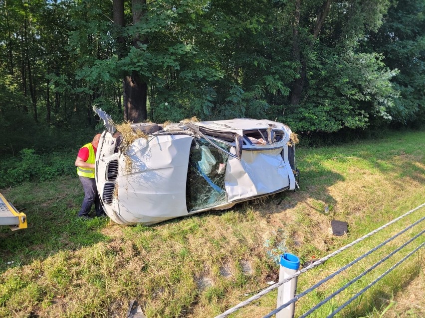 Wypadek na DK94 w Jadownikach, samochód osobowy zderzył się z ciągnikiem, jedna osoba ranna. Zdjęcia