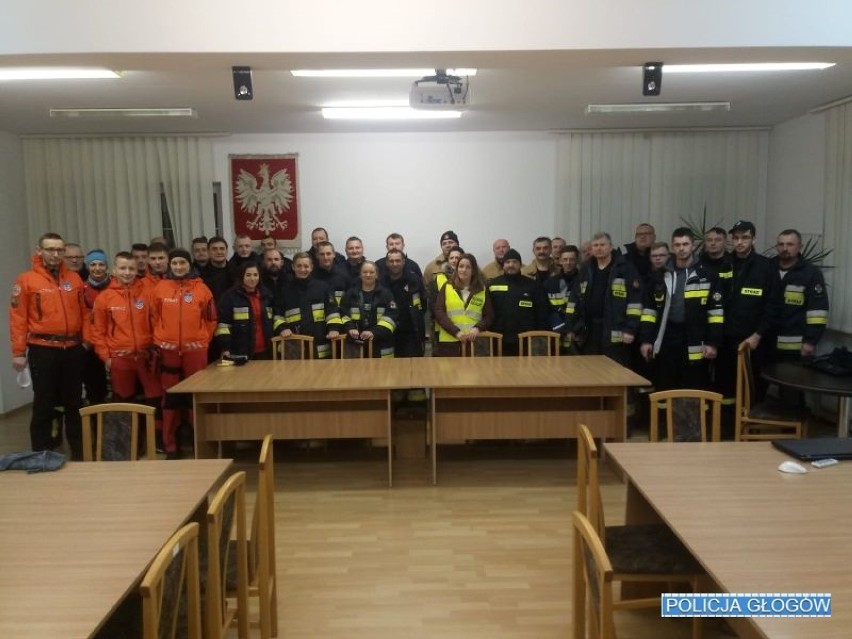 Policjanci, strażacy OSP i ratownicy z Głogowa pomagali bezdomnym