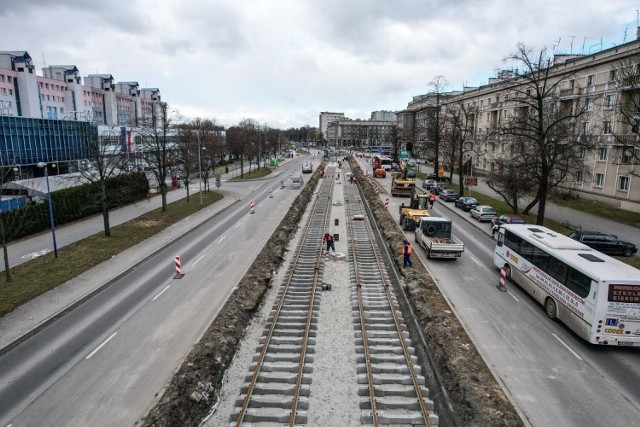 W Nowej Hucie trwa przebudowa blisko 2-km torowiska tramwajowego w ciągu al. Jana Pawła II (od placu Centralnego do Ptaszyckiego) i ul. Ptaszyckiego (do ul. Bardosa). Roboty wkraczają w kolejną fazę, pojawią się nowe zmiany w organizacji ruchu.