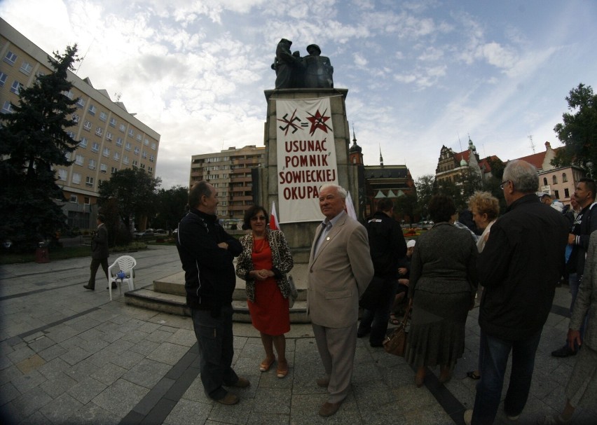 Akcja Usuń Resztki Sowieckiej Okupacji w Legnicy! Tak było dziewięć lat temu, zobaczcie zdjęcia