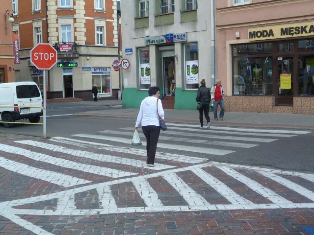 Szczególną ostrożność należy zachowywać m.in. w okolicy przejść