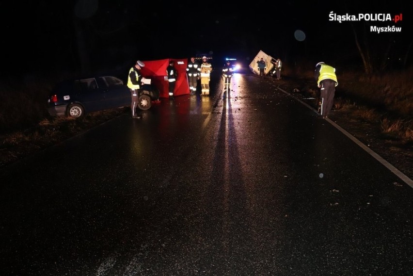 Tragiczny wypadek w Gniazowie [ZDJĘCIA] 71-letni kierowca zjechał na przeciwny pas i zderzył się czołowo z