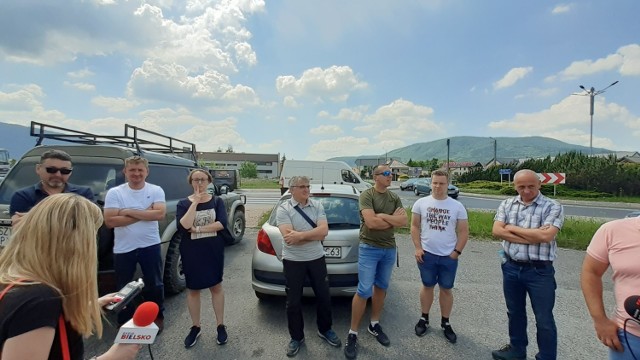 Kilkudziesięciu mieszkańców gminy Czernichów zebrało się dzisiaj 10 czerwca na rondzie w Kobiernicach, żeby wyrazić swój sprzeciw przeciwko zamknięciu, z powodu przebudowy, ruchliwej DW 948 tuż przed rozpoczęciem sezonu turystycznego. Później mieszkańcy udali się przed Urząd Gminy, by spotkać się z władzami gminy.