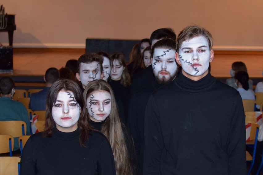 Premiera odbyła się z okazji przypadającej 12 grudnia 161....