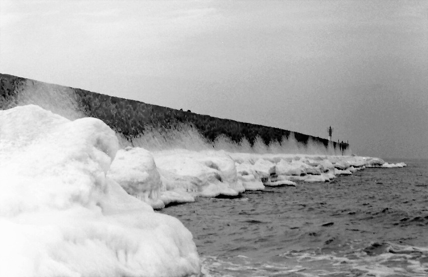 Zima Ustka 1972: Wschodni falochron portu Ustka w zimowej...