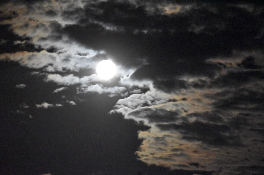 Obserwację księżyca utrudniały chmury, który zasłaniały...