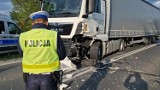 Wypadek w Oświęcimiu. Na ul. Fabrycznej w ciągu drogi 44 samochód osobowy zderzył się z dwoma ciężarówkami. Zdjęcia