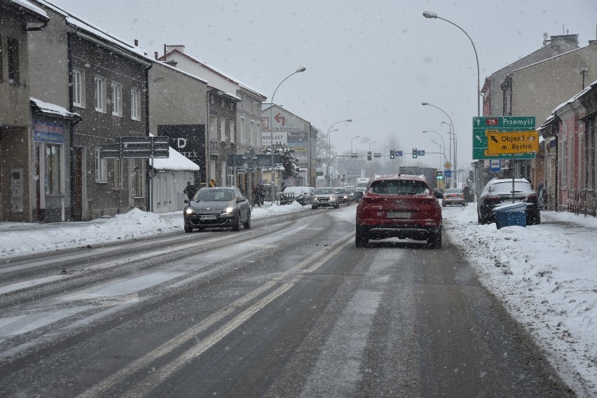 Gorlickie. W regionie z przerwami pada śnieg. Główne drogi są przejezdne, ale na wielu osiedlowych trzeba uważać [ZDJĘCIA]