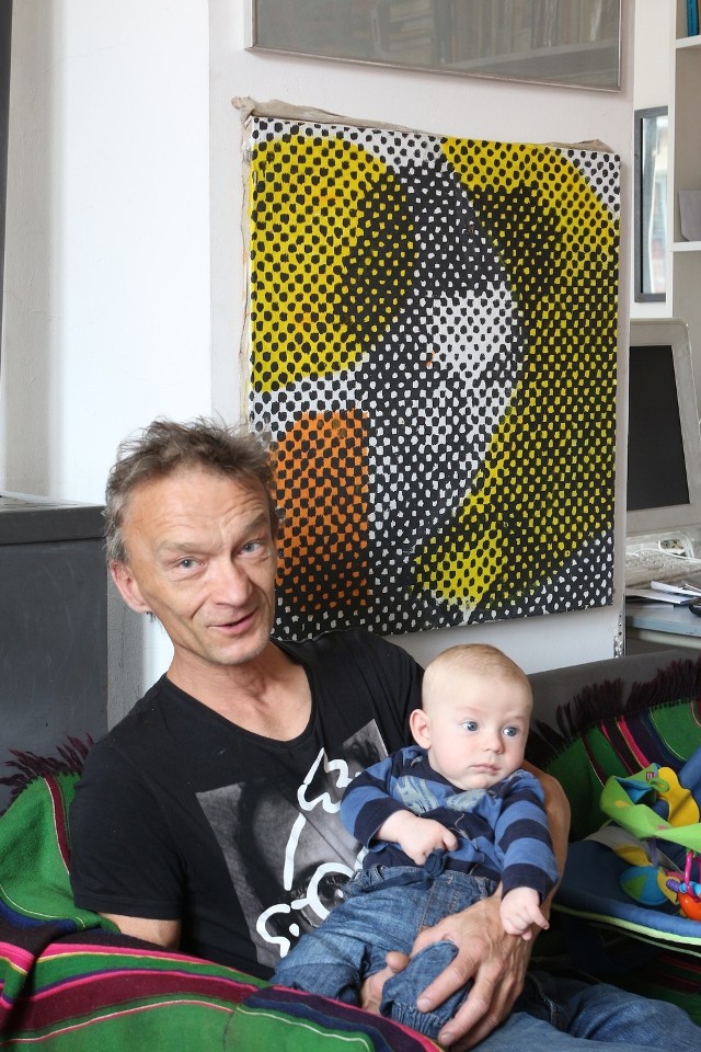 Piotr Młodożeniec  z synem i portretem swojego ojca plakacisty, Jana Młodożeńca
