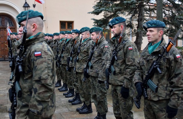 Uroczystości rozpoczęły się przy tablicy na ścianie ratusza, która upamiętnia udział żołnierzy Garnizonu Jarosław w misjach poza granicami Polski.

 Zobacz też: Polska policja dostała dwa śmigłowce Black Hawk
