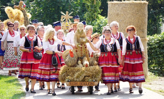 Najpierw tradycyjna masz dziękczynna, a później barwny korowód. Gmina Garbów podziękowała za tegoroczne plony i zorganizowała pełne atrakcji dożynki dla mieszkańców.