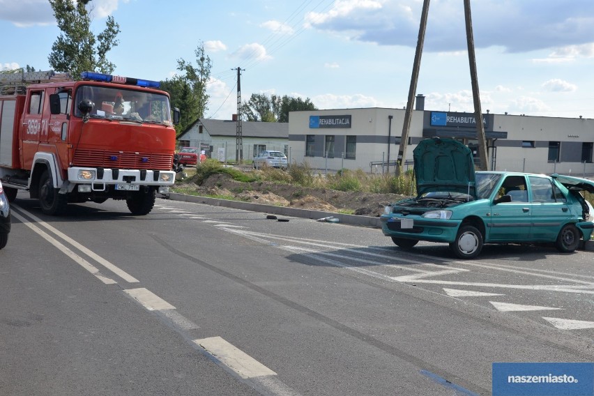 Groźny wypadek w Choceniu. Volkswagen dachował po zderzeniu z peugeotem [zdjęcia, wideo]