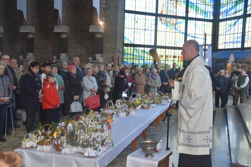 Wielkanoc 2022 w Rypinie. Tak wyglądało święcenie pokarmów w parafii św. Stanisława  Kostki [zdjęcia] | Rypin Nasze Miasto