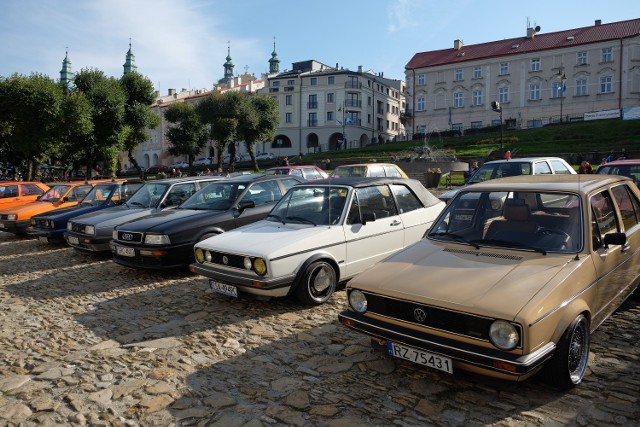 Przemyśl był ostatnim przystankiem dla uczestników XVII Zlotu zabytkowych volkswagenów VW-oldschool.pl "Twierdza Przemyśl". Miłośnicy Golfa 1, Jetty i kanciastych T3 zaczęli wizytę w nadsańskim grodzie od podziwiania panoramy miasta z Kopca Tatarskiego. Następnie udali się w kierunku Fortów Borek i Salis Soglio. Na koniec przybyli na przemyski rynek.

Zobacz także: Robert Kubica: W bolidzie czułem się jak w domu
