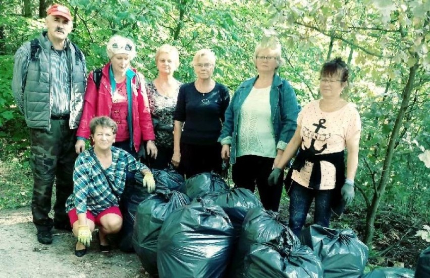 W Rodakach posprzątali las. W sumie uzbierali ponad 25 worków śmieci