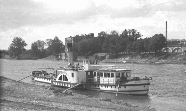 Kurt Mazur przyjechał do Gorzowaw 1945 r. z ojcem Eugeniuszem. Wkrótce zaczął robić miastu zdjęcia. Wykonał ich setki. Pokazują miasto, jego mieszkańców, codzienność, wyjątkowe momenty, lokalną przyrodę, miejscowy sport. Wiele zdjęć poświęcił Warcie, jednemu z symboli Gorzowa.