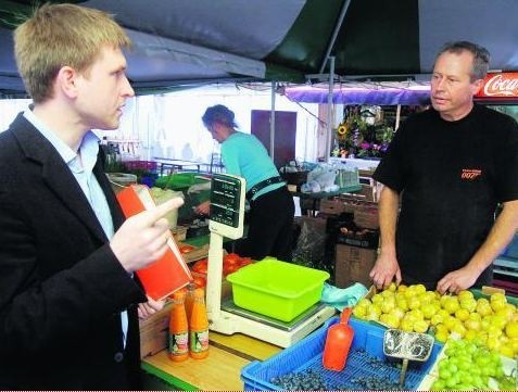 Andrzej Cofta (z prawej) liczy na wsparcie kupców przez radę osiedla, w tym Andrzeja Rataja