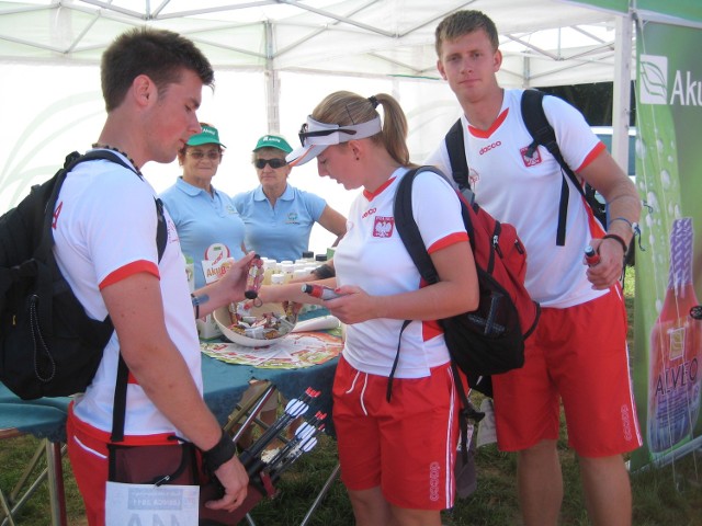 1 dzień Młodzieżowych Mistrzostw Świata  stanowisko sponsora Akuna Polska cieszyło sie dużym zainteresowaniem wśród zawodników ,trenerów oraz wszystkich uczestników