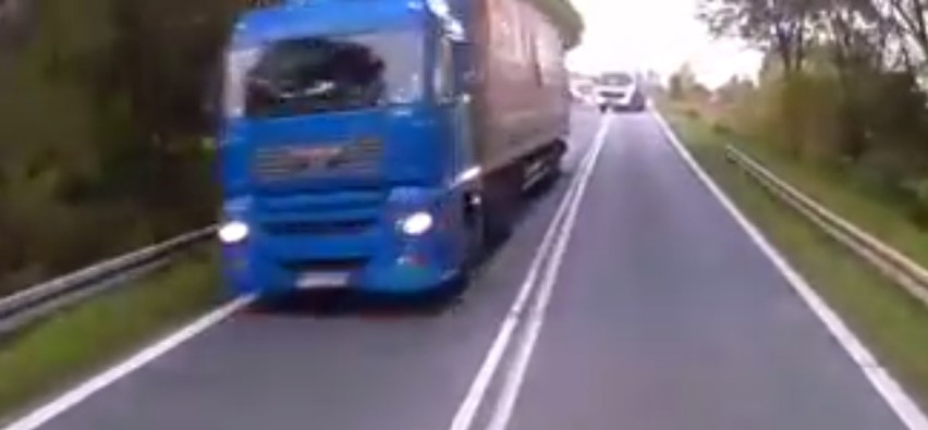Ciężarówka mija na zakręcie rowerzystów. O krok od wypadku [WIDEO + 18]