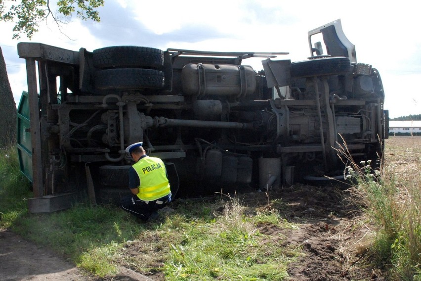 Wypadek w Dubielu. Zderzenie ciężarówki i ciągnika rolniczego [ZDJĘCIA]