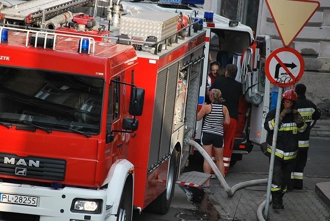 Łaziebna - Pożar mieszkania w kamienicy: strażacy ewakuowali dzieci