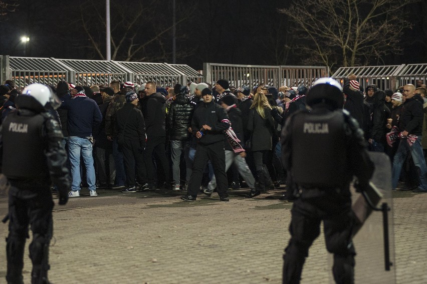 Derby Krakowa 2016. Kibice Cracovii przemaszerowali na stadion Wisły [ZDJĘCIA, WIDEO]