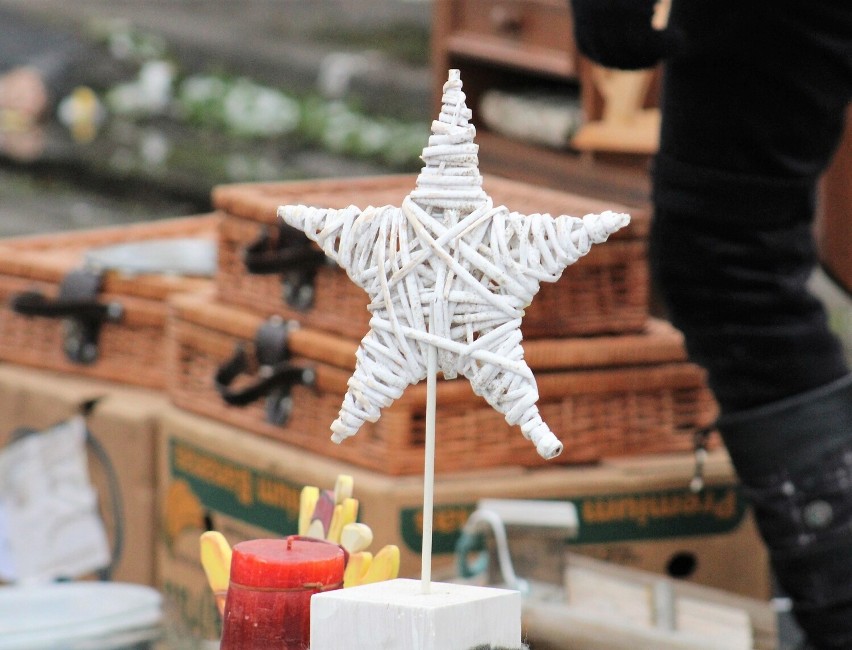 Bombki, lampki, stroiki. Dekoracje choinkowe i świąteczne akcesoria na giełdzie w Sandomierzu w sobotę 10 grudnia. Zobacz zdjęcia