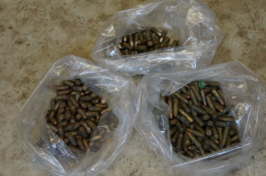 Policja w Siemianowicach: Miał sporo nakrotyków i broń
