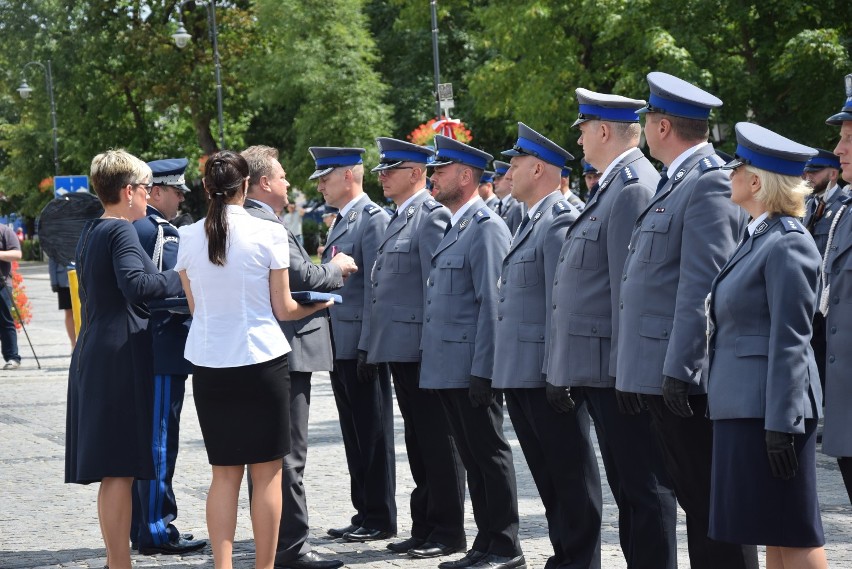 Święto Policji w Suwałkach. Wiceminister Jarosław Zieliński wręczył odznaczenia i awanse [ZDJĘCIA]