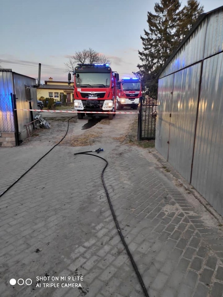 Strażacy z Polnicy i Człuchowa gasili pożar słomy w Rychnowach.