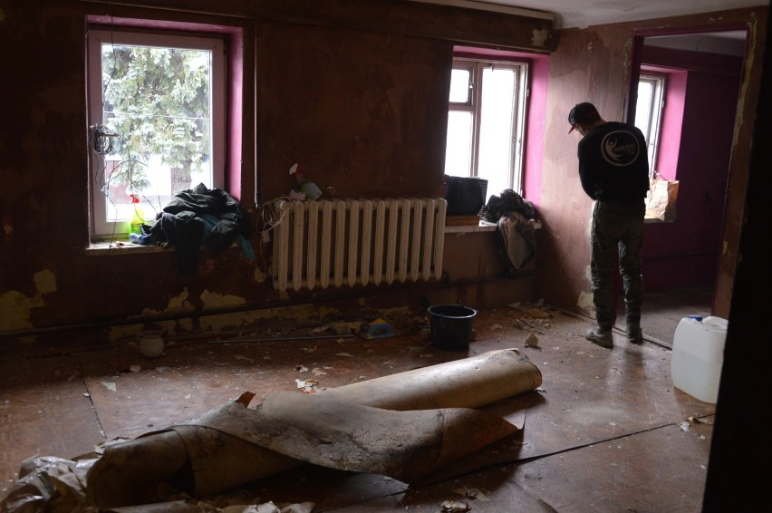 Mieszkańcy Skierniewic ruszyli z pomocą dla samotnej matki. Jej mieszkanie to ruina i zagrożenie
