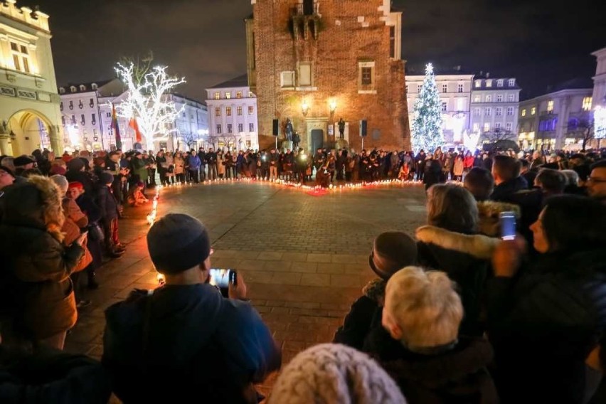 Największe serce świata dla Pawła Adamowicza na Rynku w Krakowie 