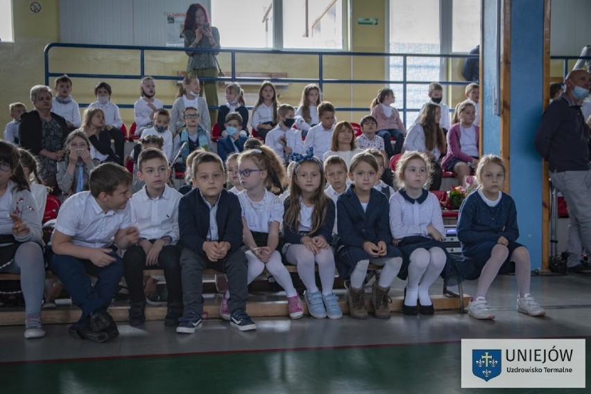 Dzień Edukacji Narodowej w gminie Uniejów 2021. Nagrody dla nauczycieli i występy artystyczne ZDJĘCIA