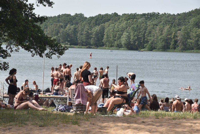 Jankowo Dolne. Tłumy na plaży Jeziora Jankowskiego! Żar z nieba, kąpiele słoneczne i… siatkówka [FOTO]