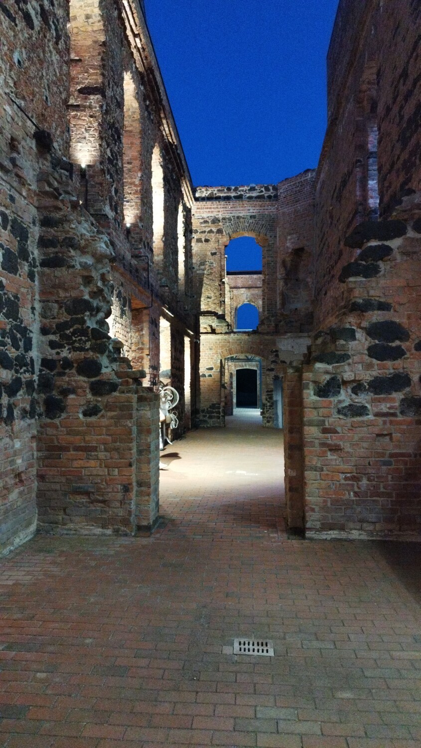 Noc Świętojańska w ruinach pałacu w Goszczu na Dolnym Śląsku