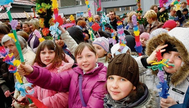 Podczas jarmarku odbył się też konkurs na największą palmę wielkanocną. Chętnych do udziału nie brakowało. Najważniejsze, że zwłaszcza najmłodsi, wykonali palmy własnoręcznie i bardzo się do tej pracy przykładali