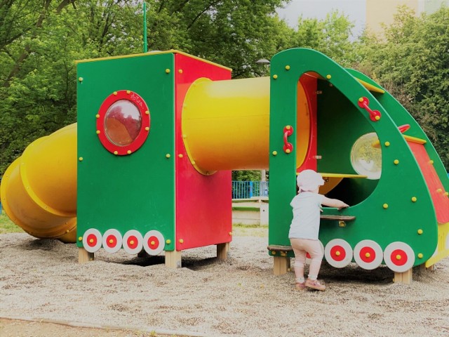 Na placu zabaw na os. Kazmierzowskim dzieci mają bawić się w astronautów, zdobywców kosmosu.