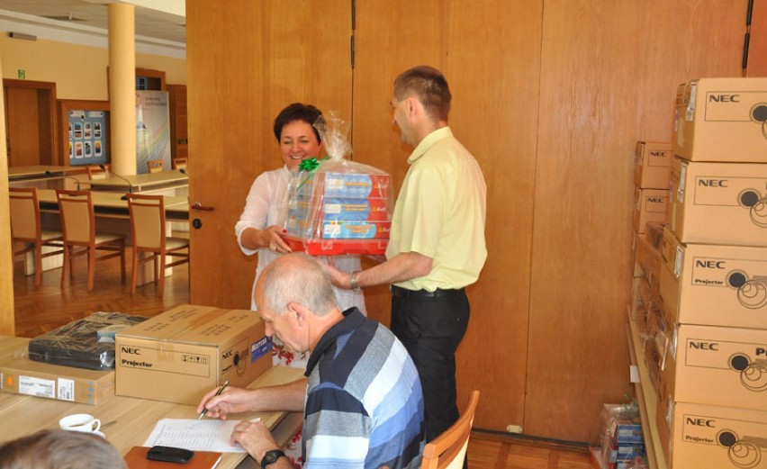 Dyrektorzy otrzymali sprzęt dla szkół w gminie Kartuzy