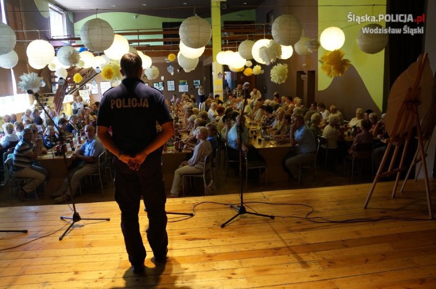 Mundurowi ostrzegali seniorów przed oszustami